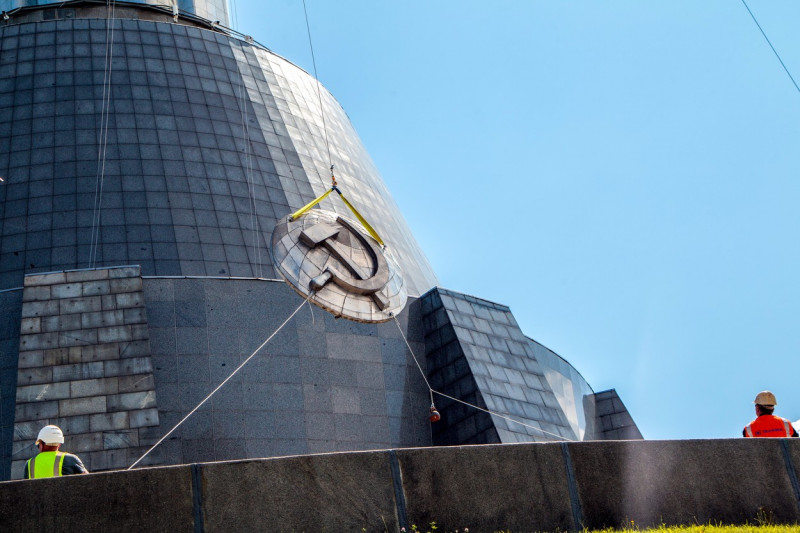 Removing Soviet coat of arms from Motherland Monument in Kyiv