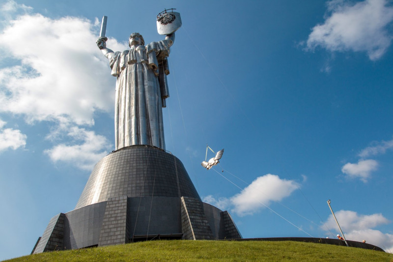 Removing Soviet coat of arms from Motherland Monument in Kyiv