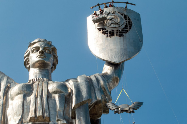 Removing Soviet coat of arms from Motherland Monument in Kyiv