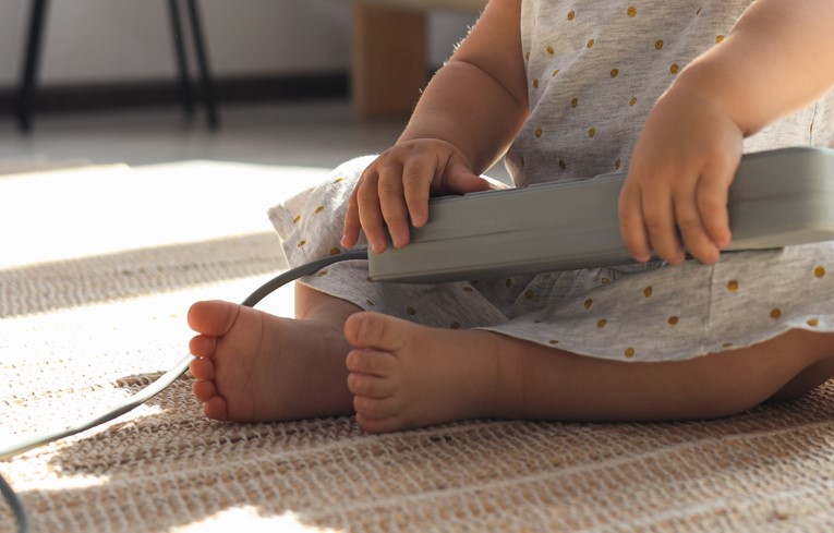 O fetiţă de 2 ani a murit electrocutată după ce ar fi atins un prelungitor defect