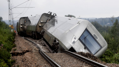 tren deraiat de pe sine, din cauza pământului surpat după ploi torențiale, în Suedia