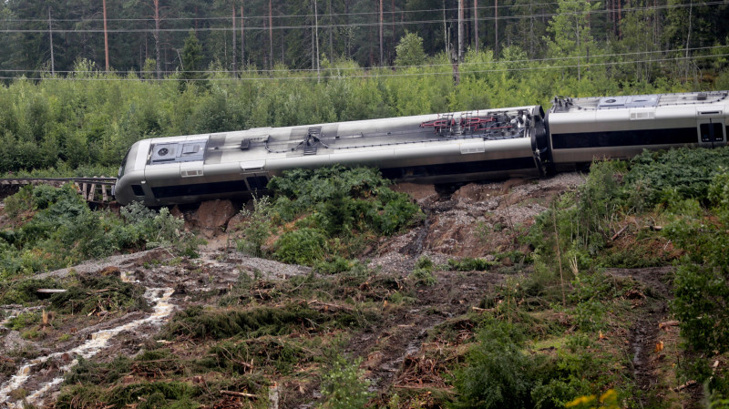 tren deraiat in suedia din cauza ploilor abundente