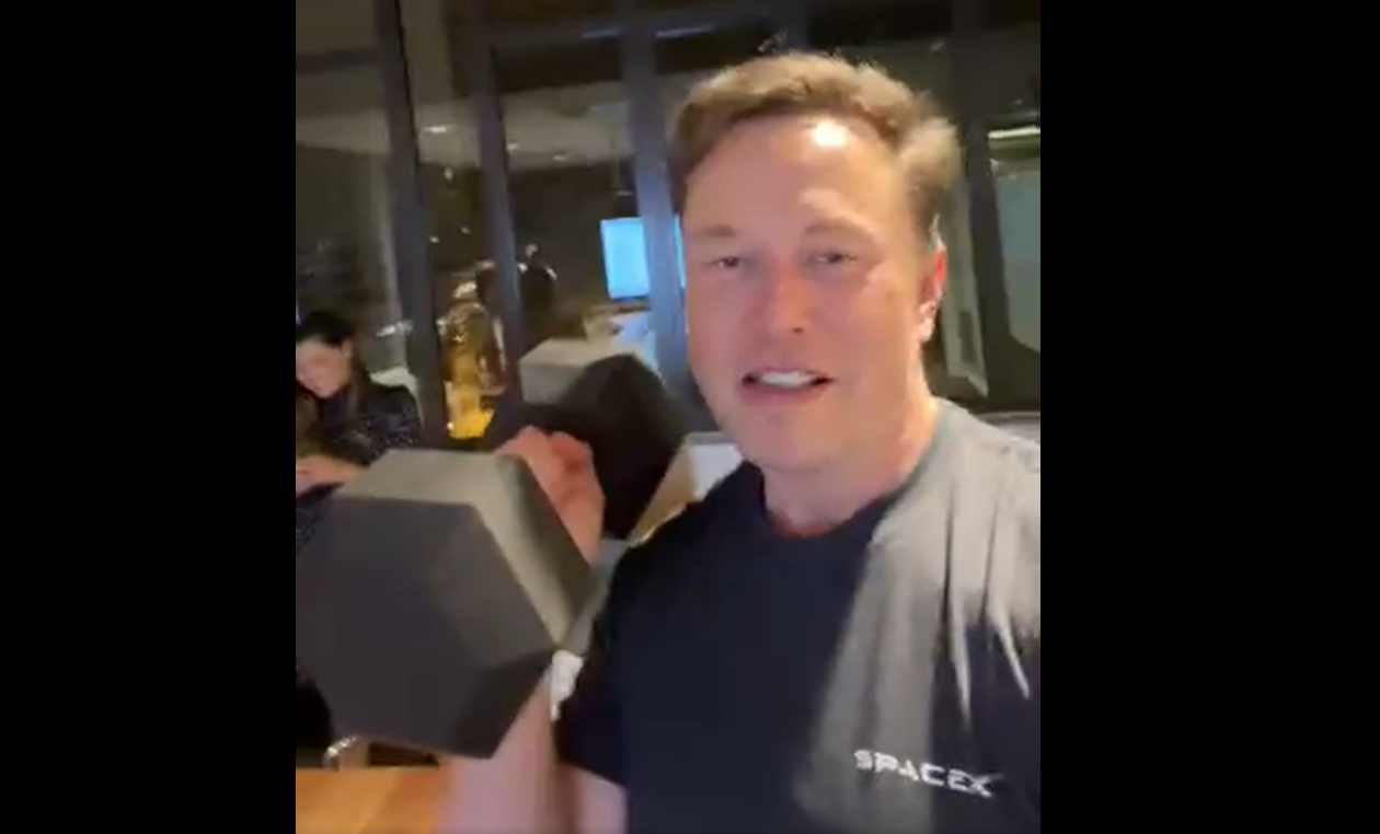După ce s-a lăudat că ridică 20 de kg cu un braț, Musk nu mai e sigur când va lupta cu Zuckerberg. „Ar putea fi nevoie de o operație”
