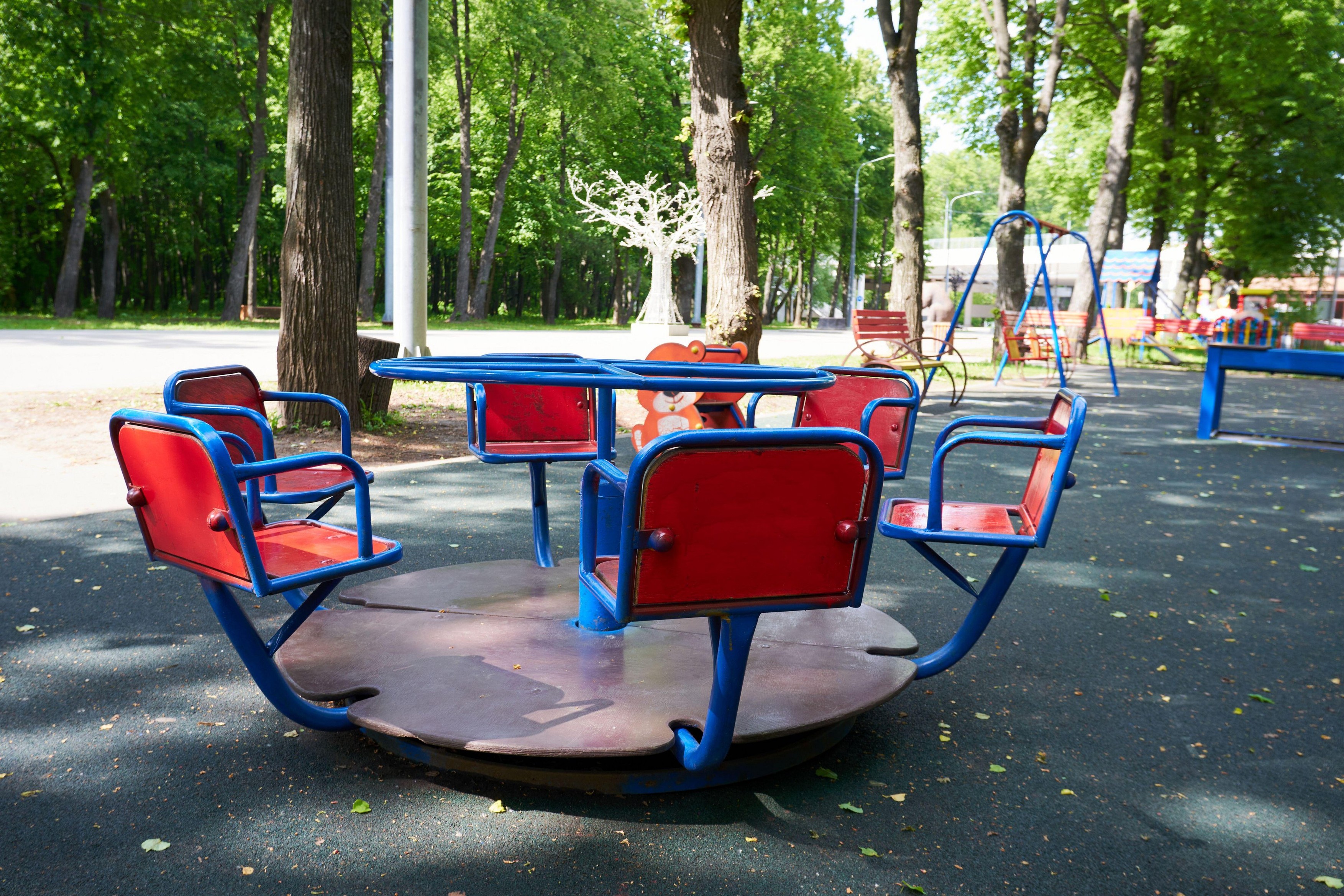 Copil de 13 ani, găsit mort într-un parc din București