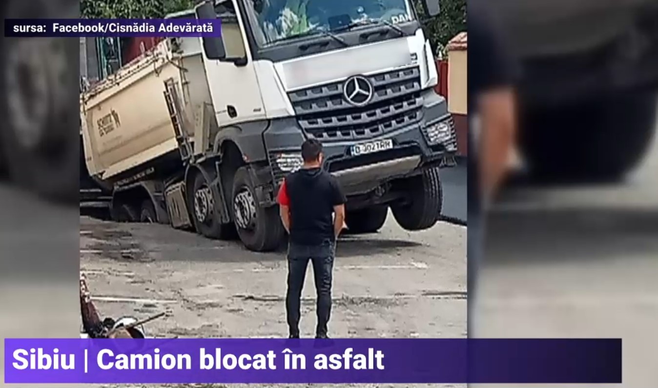 Un camion a rămas blocat în asfalt după ce drumul, reabilitat recent, s-a rupt sub el