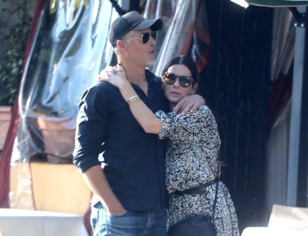 Iubitul actriţei Sandra Bullock a murit la vârsta de 57 de ani. Bryan Randall suferea de ALS