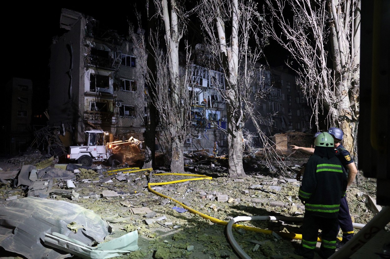 Șapte morți după ce rușii au bombardat un bloc în Donețk. Supraviețuitorii au văzut explozii puternice: „O flacără mi-a umplut ochii”