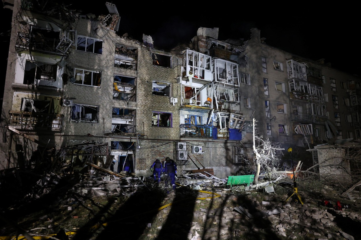 Opt morți după ce rușii au bombardat un bloc în Donețk. Supraviețuitorii au văzut explozii puternice: "O flacără mi-a umplut ochii"