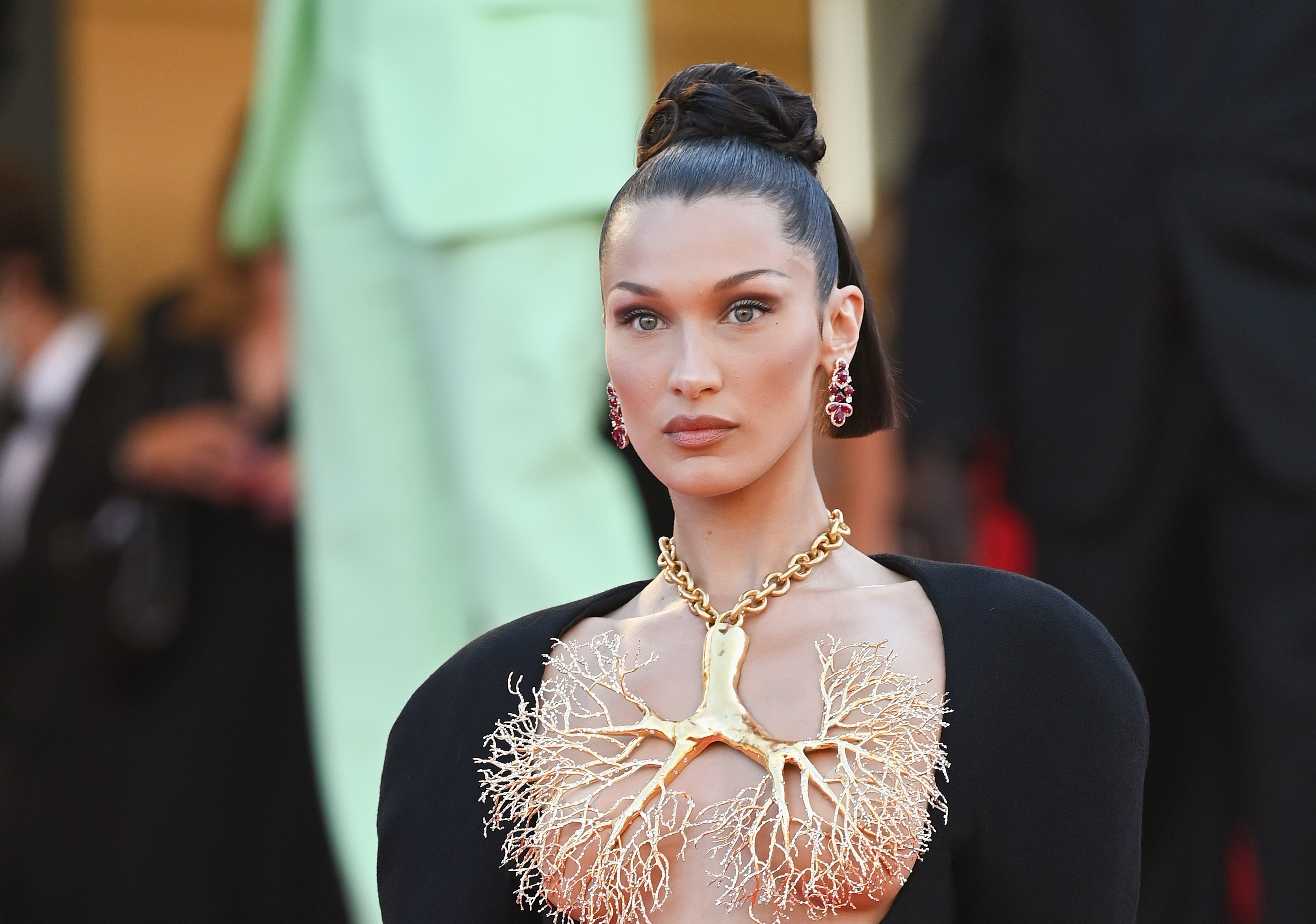 ''Totul s-a manifestat într-un mod pe care nu-l pot explica cu adevărat''. Bella Hadid vorbește despre boala cu care se luptă de 15 ani