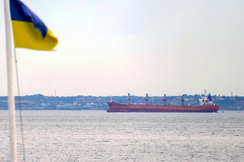 Navă de transport în apropiere de Odesa cu steagul ucrainean