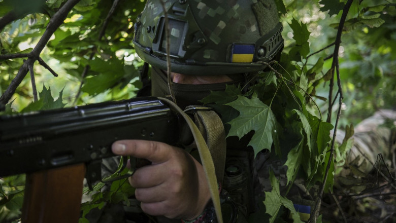 militar ucrainean trage cu arma