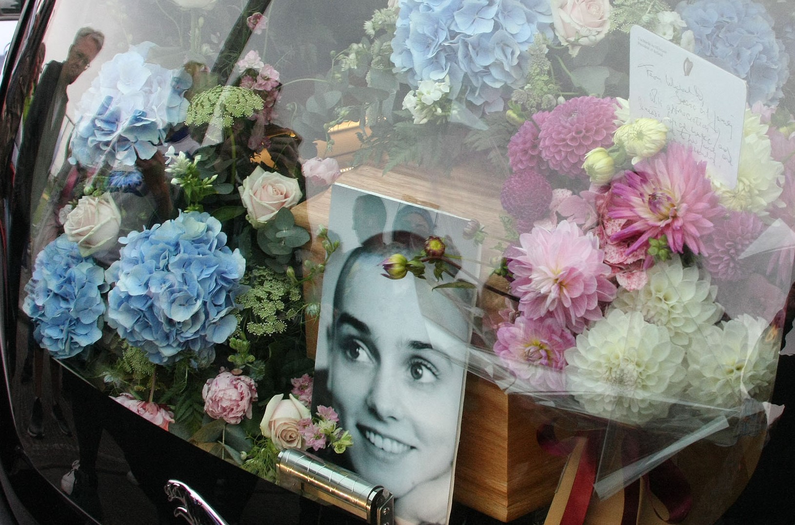 Sinead O'Connor a fost înmormântată în Irlanda. Sute de oameni au condus-o pe ultimul drum, într-o procesiune funerară publică
