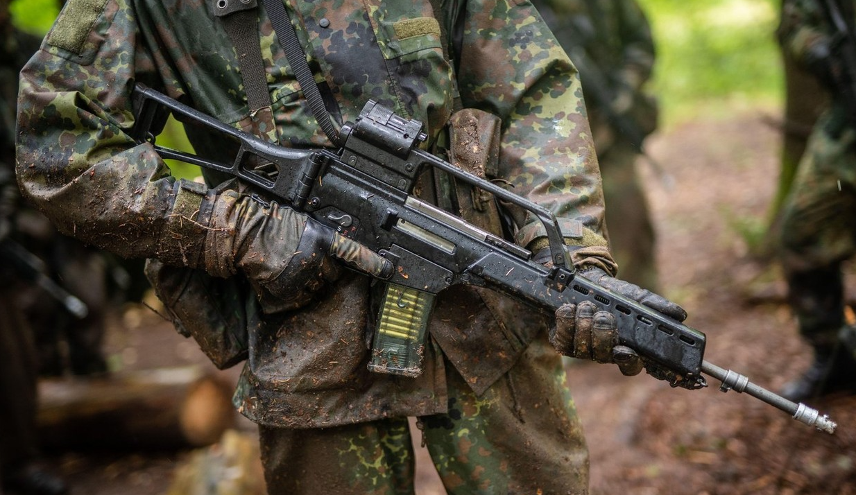 Un producător german de arme a reclamat în justiție Finlanda, pentru că a ales să cumpere puști de asalt de la o companie locală