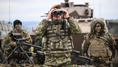 un ofițer din armata româniei se uita cu binoclul