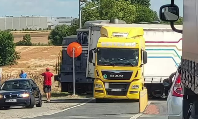 VIDEO. Un camion încărcat cu 20 de tone de azotat de amoniu și alte substanțe periculoase a fost lovit de tren în județul Timiș