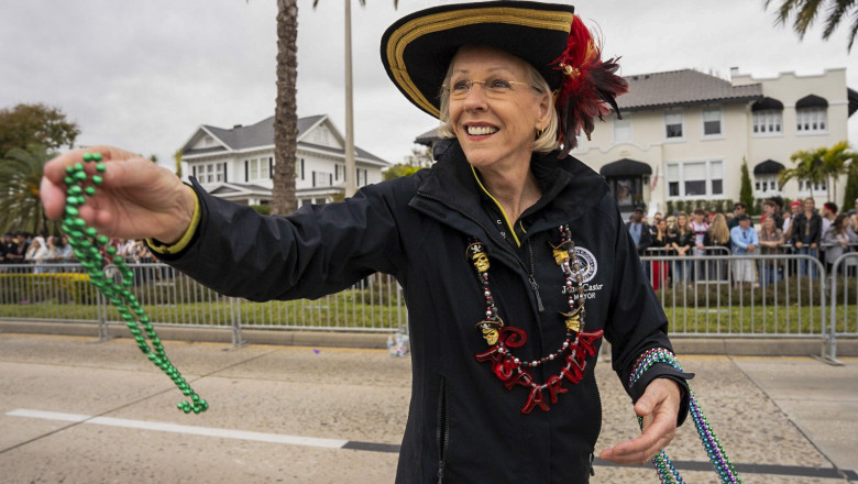 jane castor imparte margele la gasparilla