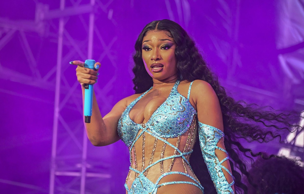 Rapperul Tory Lanez a primit 10 ani de închisoare pentru că a împușcat-o pe Megan Thee Stallion. Cazul a divizat lumea hip-hop
