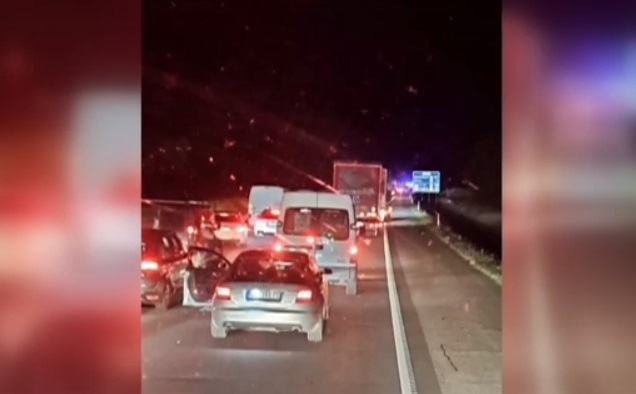 Un autocar cu numere de România s-a răsturnat în Ungaria, pe autostradă. Un om a murit pe loc