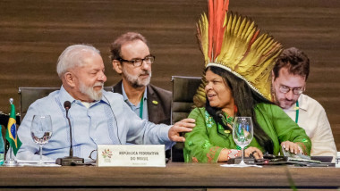 Lula da Silva cu o lideră indigenă îmbrăcată în costum tradițional