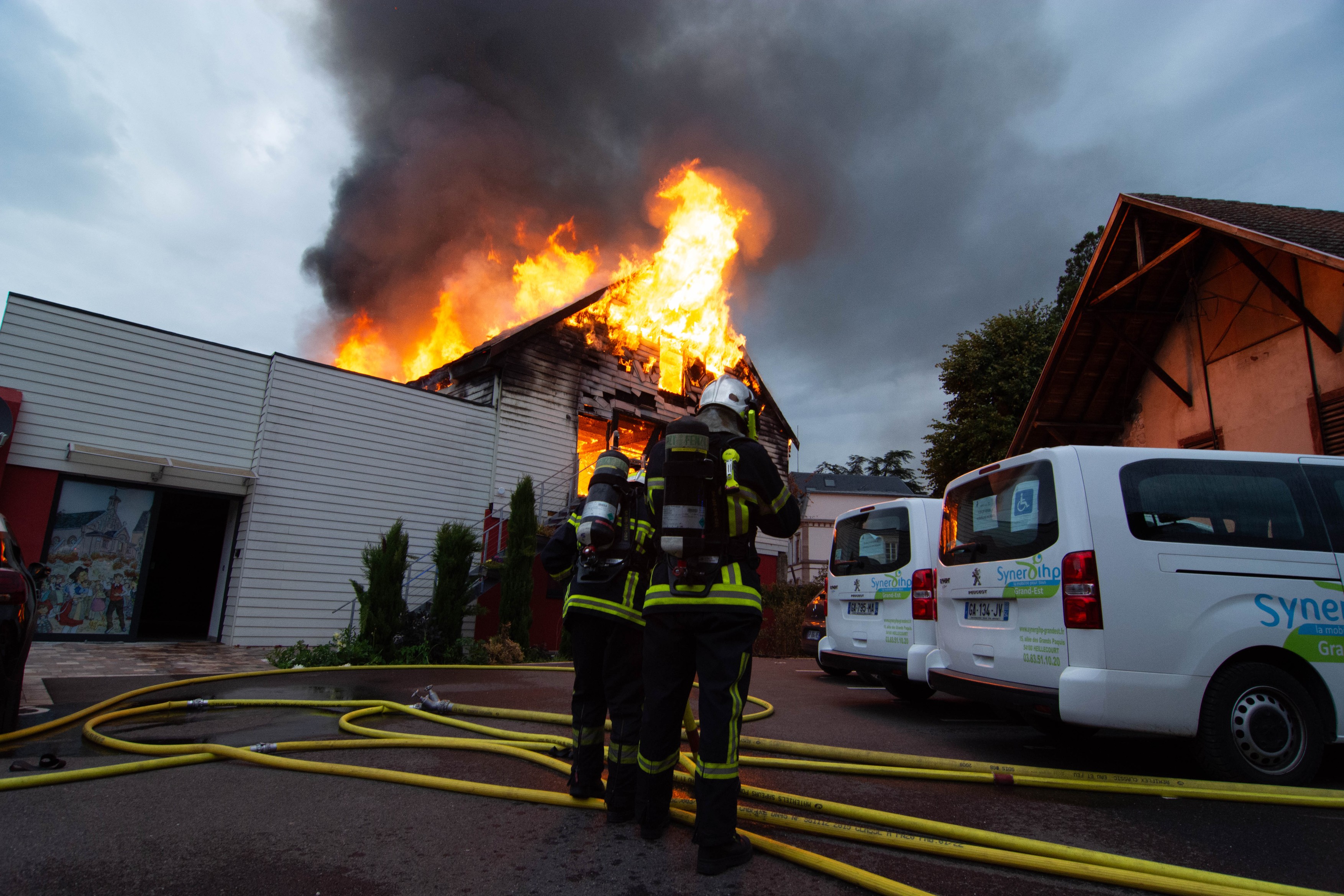 Cel puțin 9 oameni au murit și 2 sunt dați dispăruți, după un incendiu la o casă de vacanță pentru persoane cu dizabilități din Franța