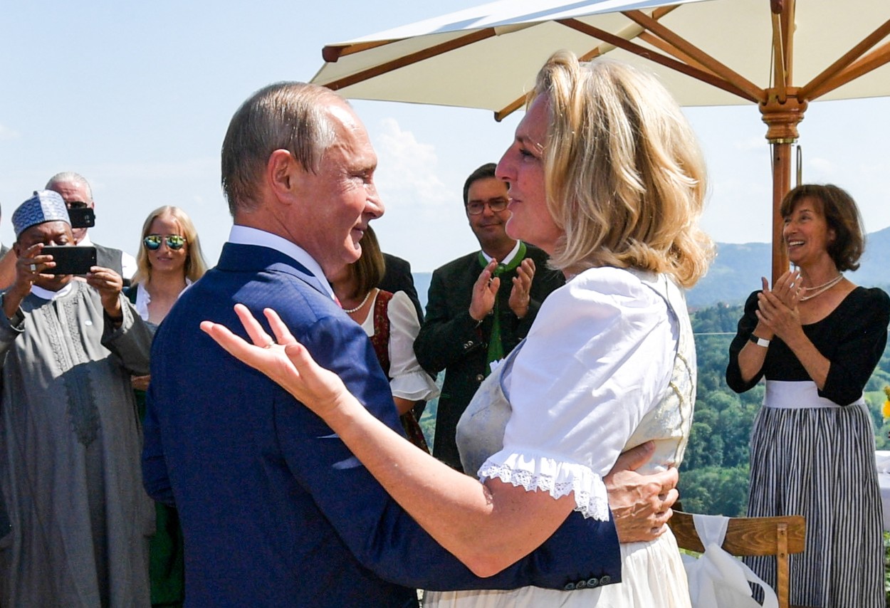 Fosta șefă a diplomației Austriei s-a mutat în Rusia: „Când privesc găinile, rațele, caprele pe stradă... asta e și lumea mea”