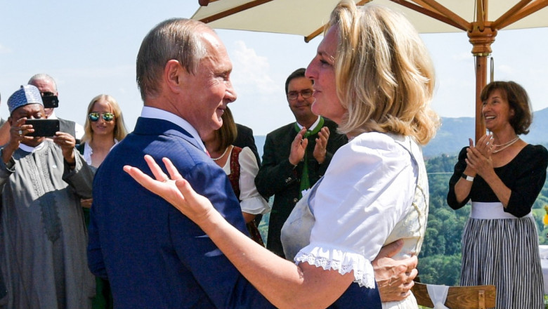 Femeie blondă dansează cu putin