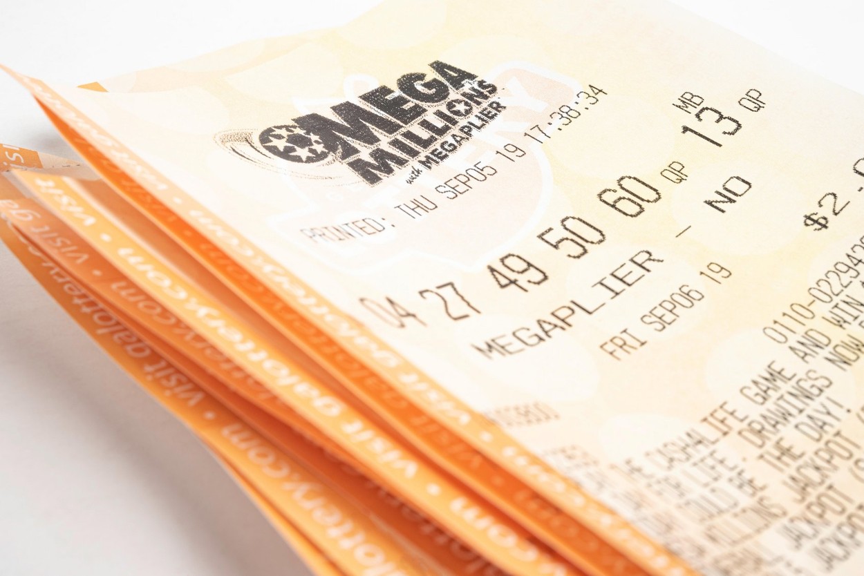 Cel mai mare premiu din istoria loteriei Mega Millions, de 1,58 miliarde de dolari, a fost câştigat cu un bilet de 2 dolari