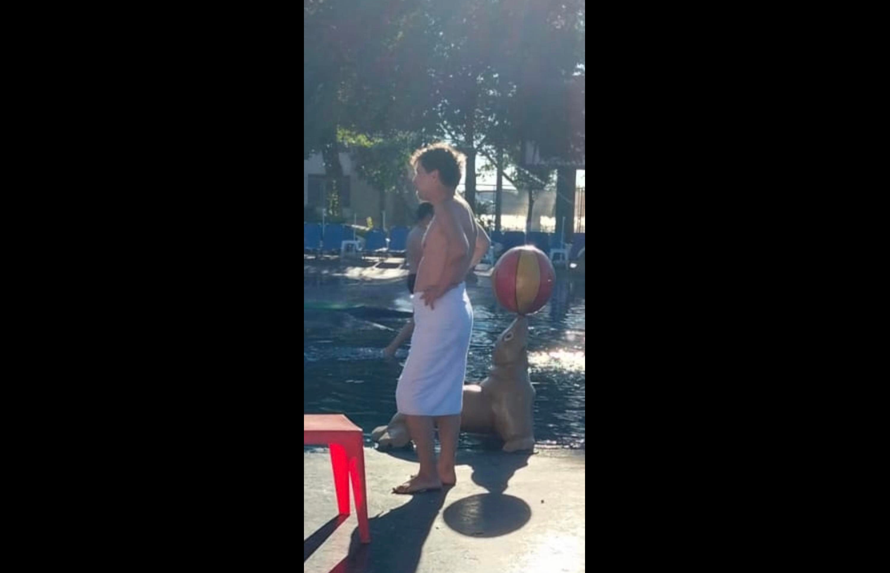 FOTO: Nicușor Dan s-a dus să facă baie la mare. A fost surprins într-un parc acvatic din Mamaia