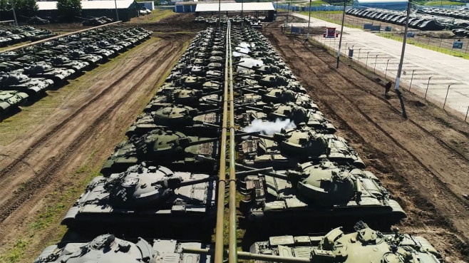 tancuri și blindate sovietice într-un depozit militar din Siberia