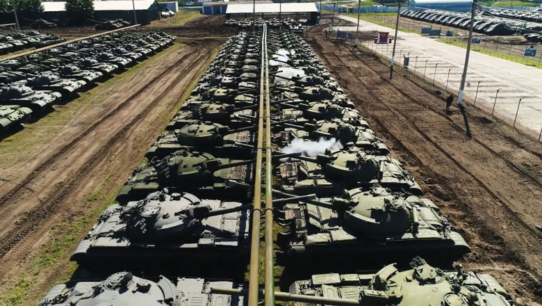 tancuri și blindate sovietice într-un depozit militar din Siberia
