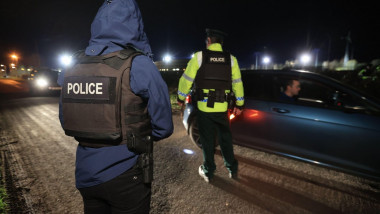politisti britanici care supravegheaza traficul noaptea