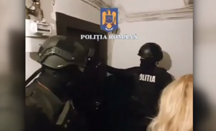 VIDEO. Bătrâni înșelați de medici falși. Escrocii au obținut de la victime 30.000 de euro și mai multe bijuterii de aur