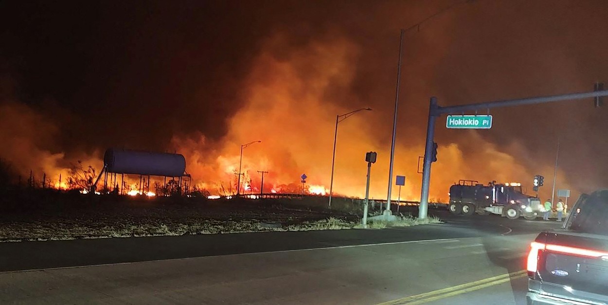 Iadul din paradis: Incendiile de vegetație fac prăpăd în Hawaii. Oamenii se aruncă în ocean pentru a scăpa de flăcări