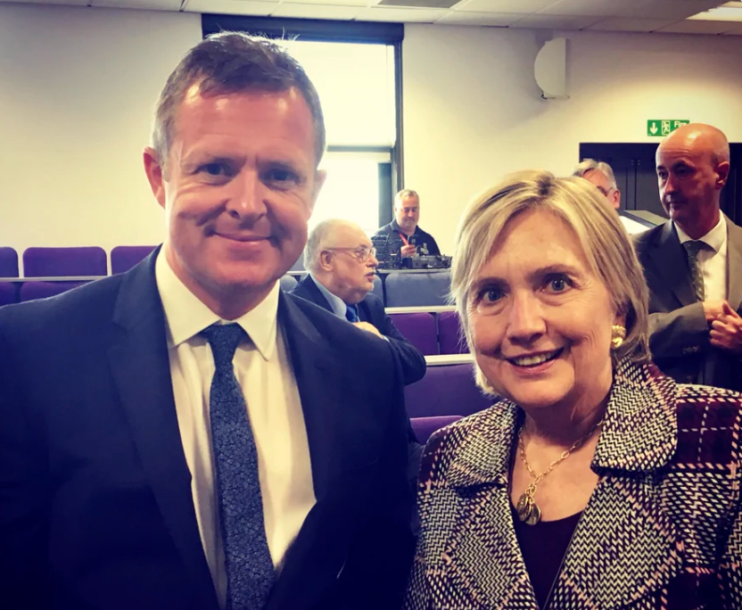 Hillary Clinton s-a oferit să-mi aranjeze o întâlnire, mărturiseşte un ministru homosexual din Ţara Galilor
