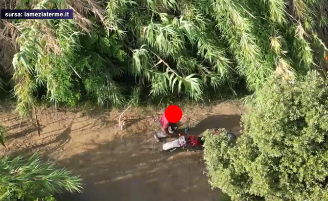 Momentul în care un bărbat incendia o zonă verde din Italia a fost surprins din dronă. Reacția piromanului