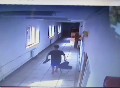 Doi tineri au spart o școală din București și au furat 71 de tablete. Imagini de pe camerele de supraveghere