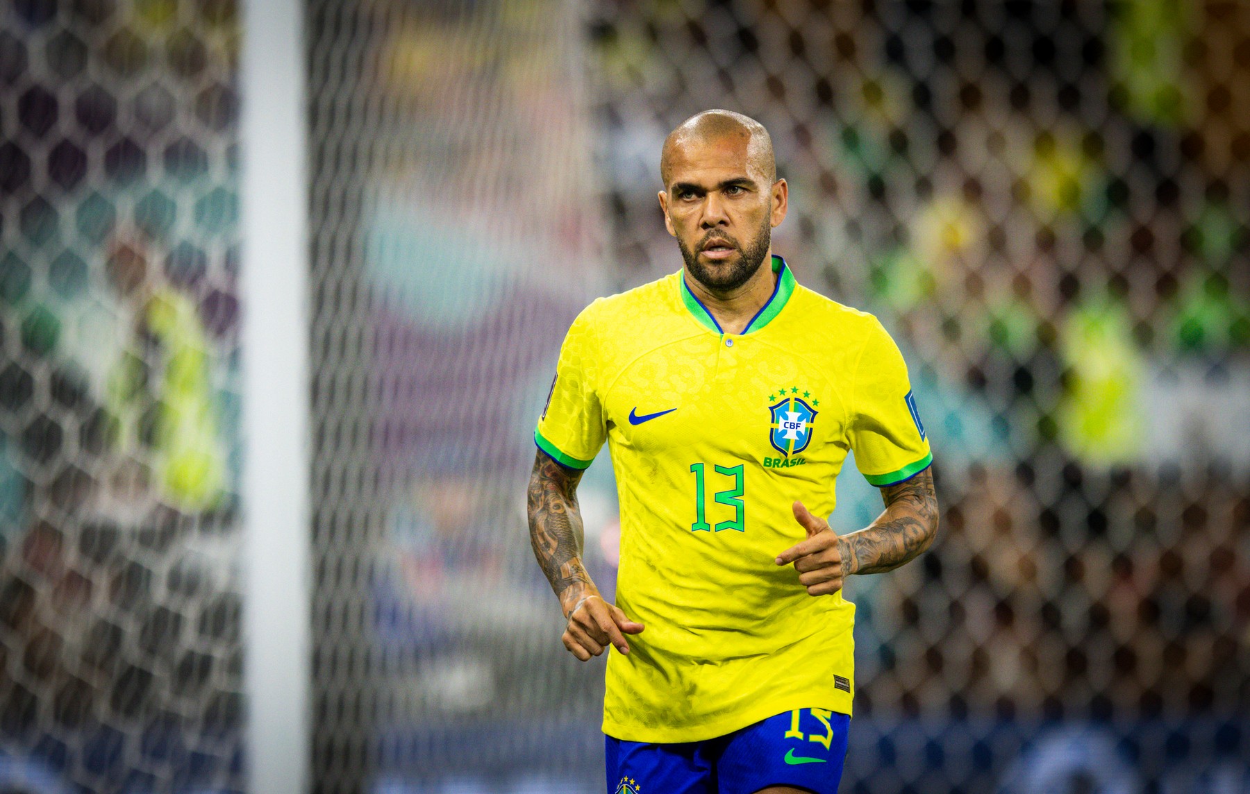 Fostul star al fotbalului brazilian Dani Alves va fi judecat pentru că ar fi violat-o pe o tânără într-un club din Barcelona