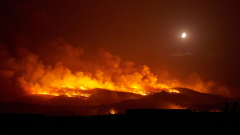 dealuri în flăcări noaptea în Grecia