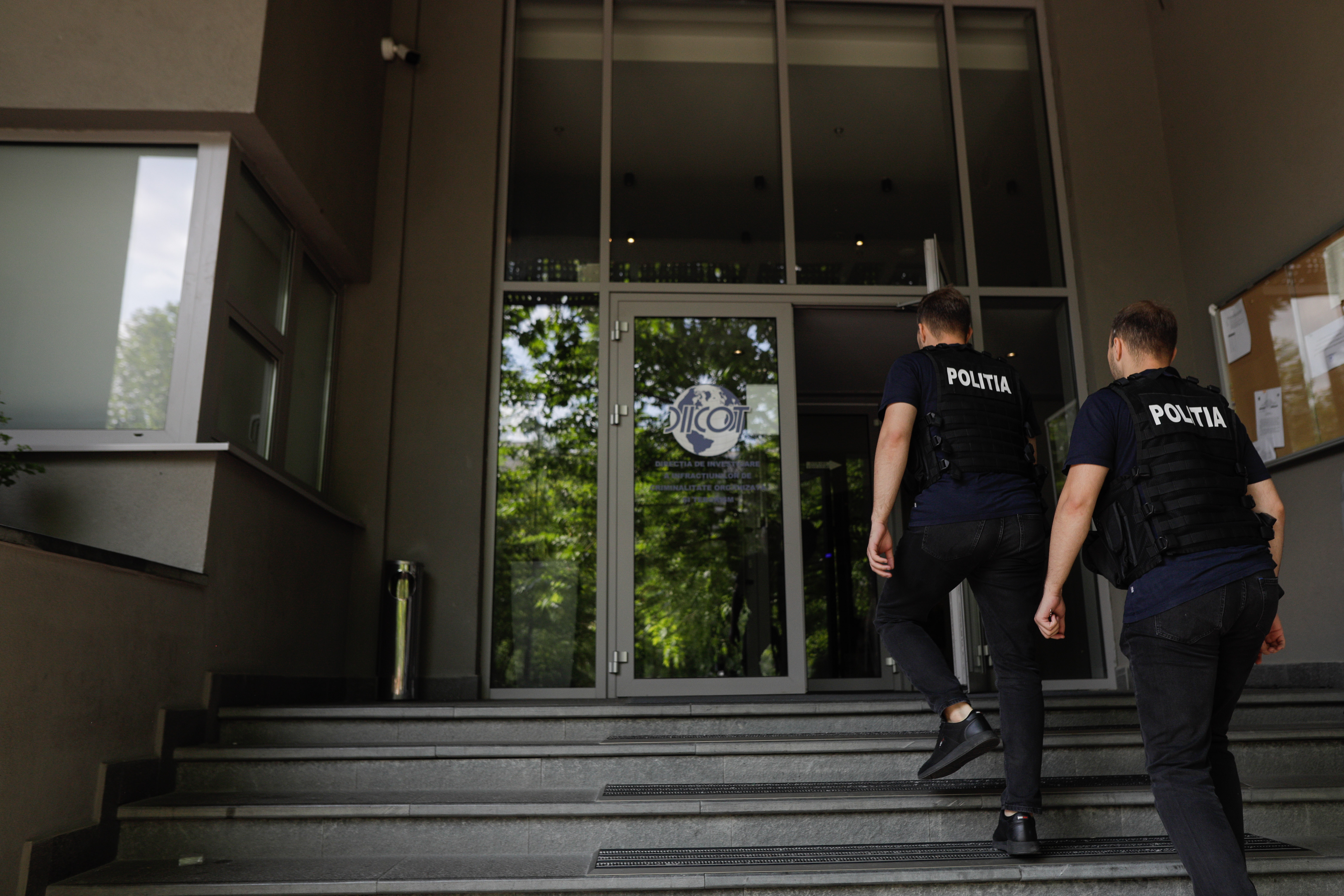 „Dosarul Enigma”. 16 persoane, trimise în judecată de DIICOT. Se organizau tombole pentru clienții fideli, cu premii în droguri