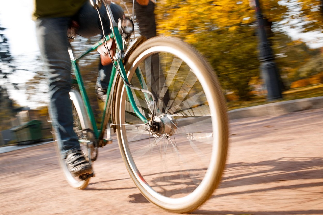 Un biciclist a încercat să împiedice polițiștii din Buzău să găsească un șofer cu numere false lovind autospeciala cu bicicleta