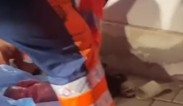 CNCD s-a autosesizat în cazul revoltător al femeii care a născut pe trotuar, în faţa spitalului din Urziceni