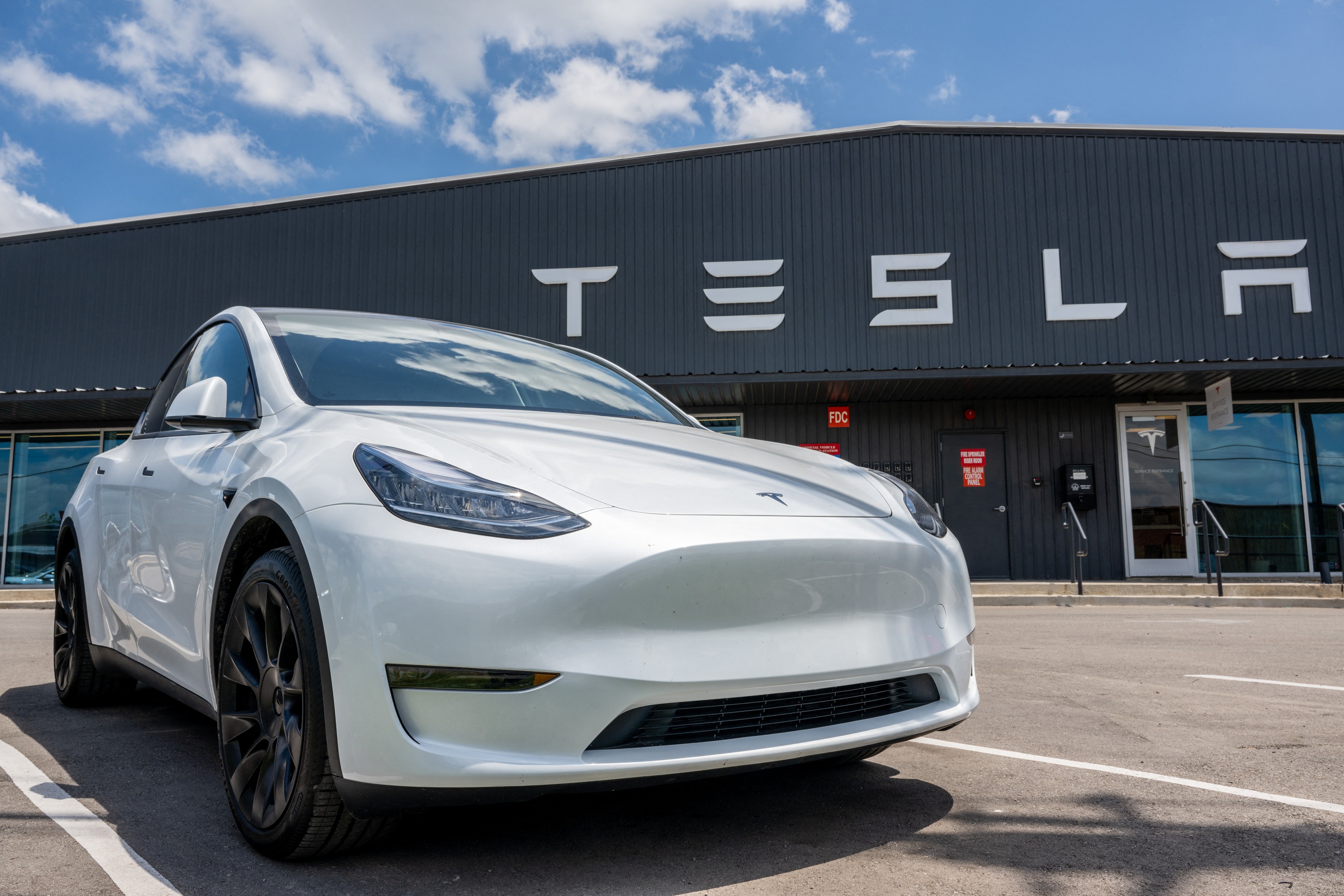 rom-nca-ale-c-rei-ini-iale-sunt-gravate-pe-bateriile-tesla-a-c-tigat-un-proces-mpotriva-lui-elon-musk-cine-este-cristina-b-lan