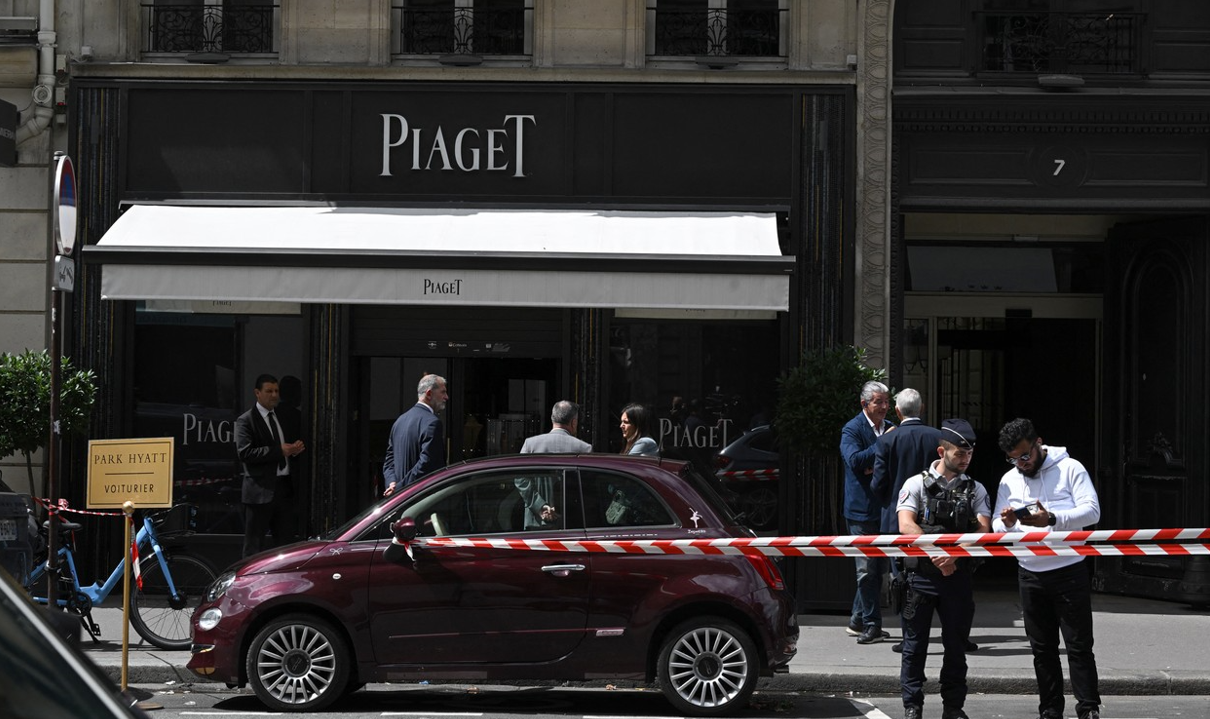 Jaf armat la un magazin de bijuterii Piaget, în Paris. Paguba este evaluată la 10-15 milioane de euro