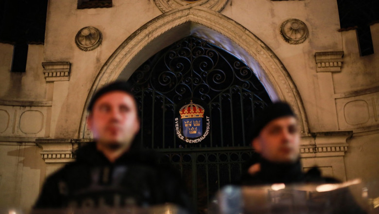 politisti turci in fata consulatului general suedez din turcia