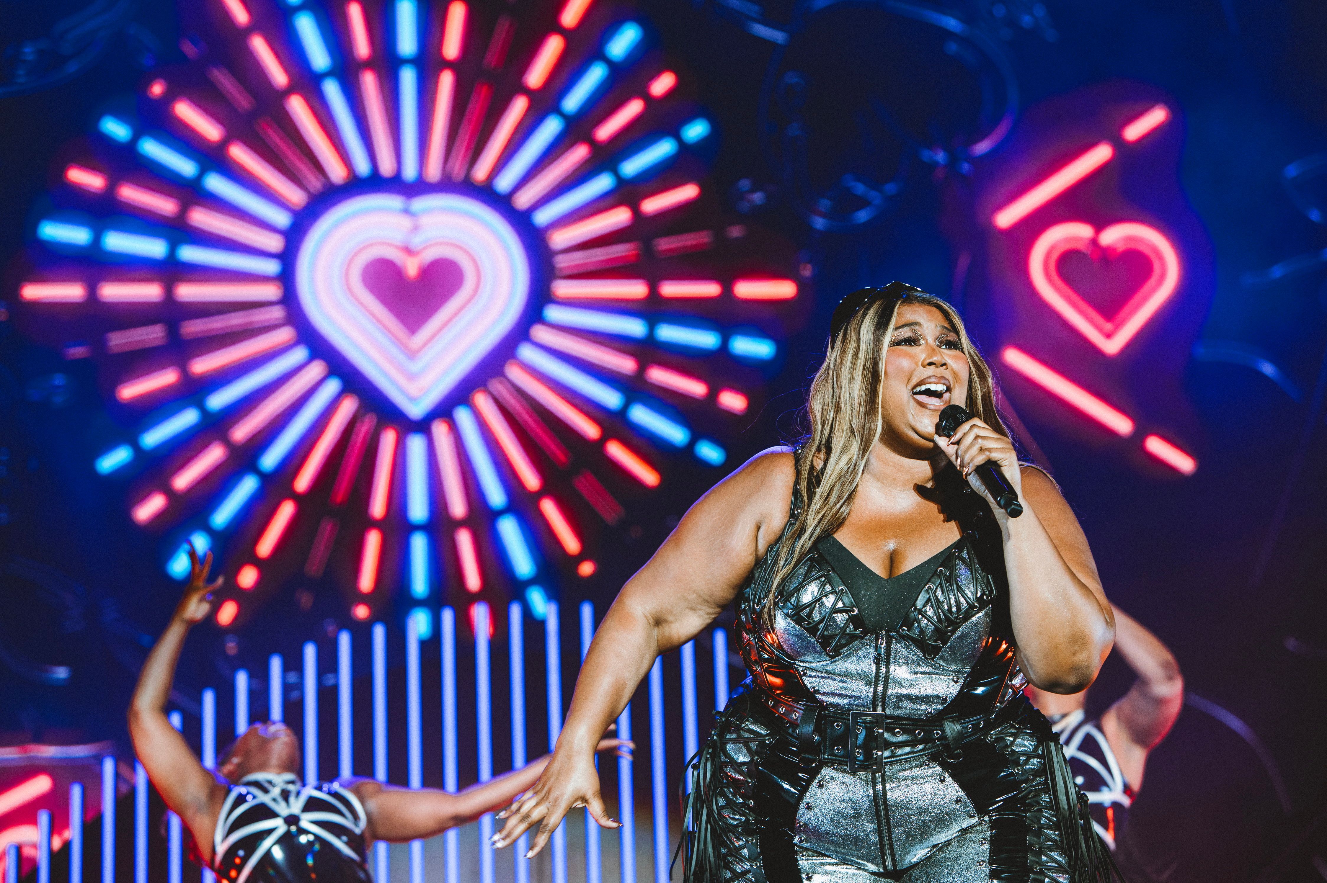 Vedeta pop Lizzo este acuzată de hărțuire sexuală de dansatorii săi