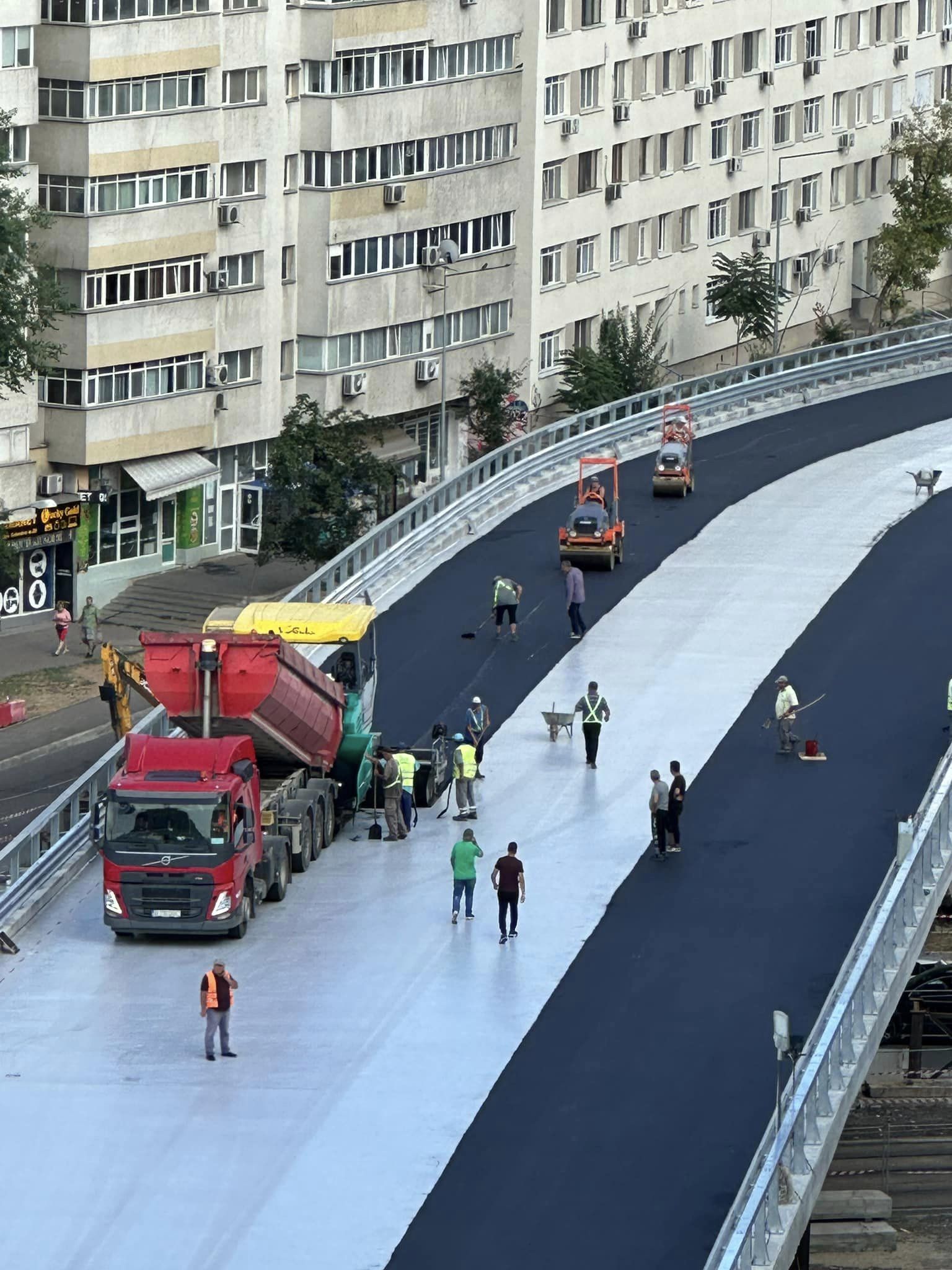 A început asfaltarea Pasajului Doamna Ghica. Nicușor Dan: „Ne apropiem de finalizare”