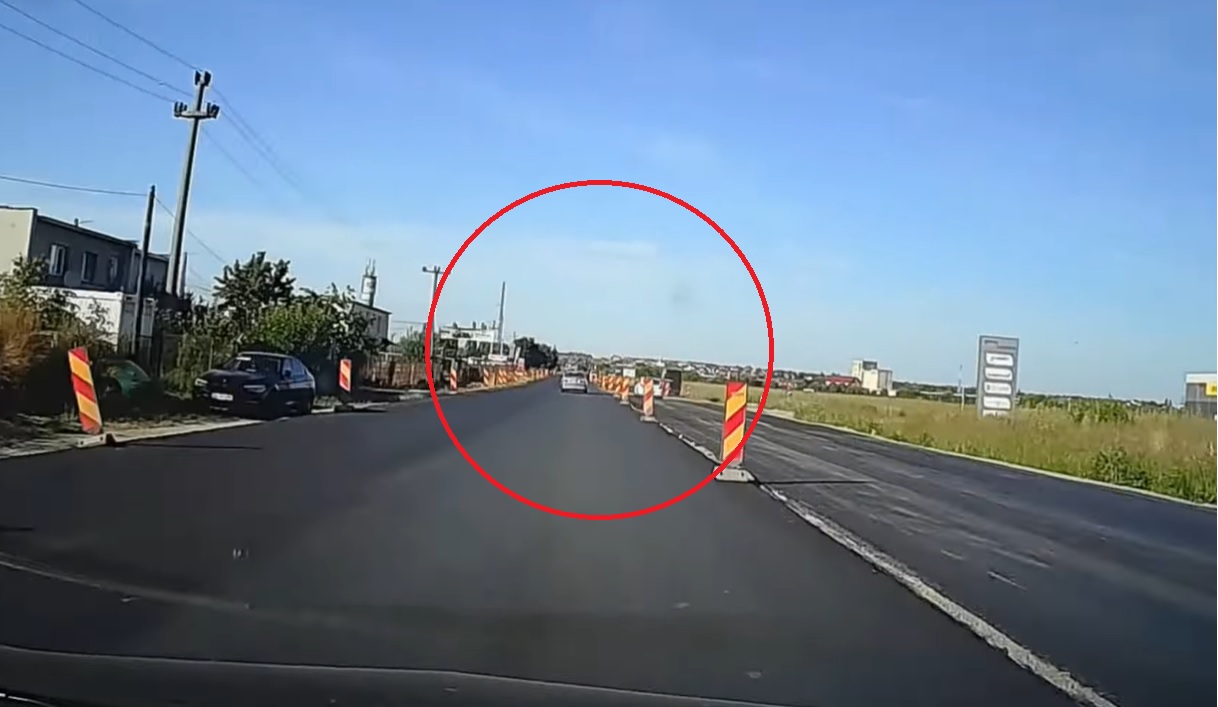 O șoferiță a sărit la bătaie pe o șosea în lucru din Timiș, după ce tot ea a greșit în trafic. "Aplauze, 'eroi' ai șoselelor!"