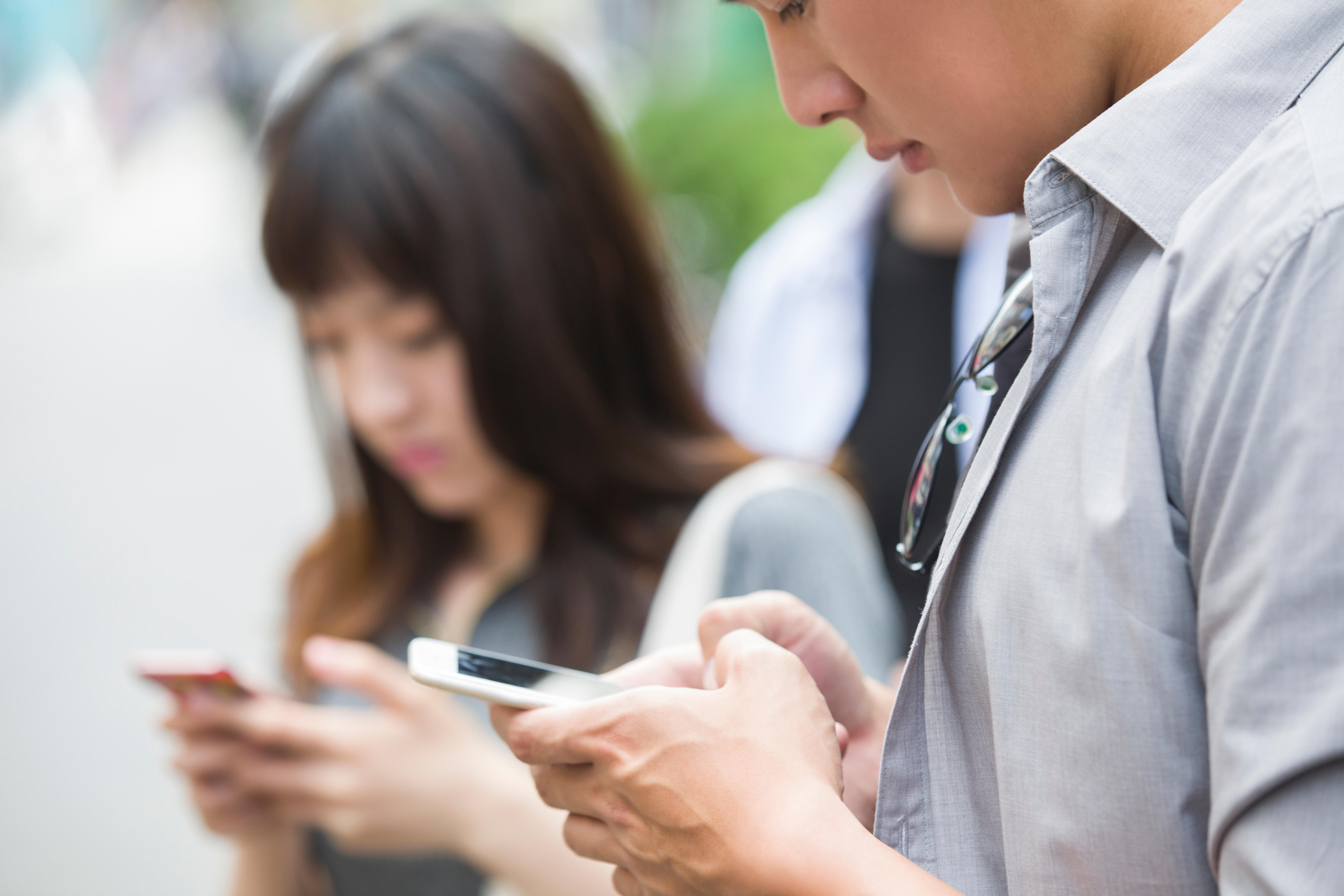 China vrea să le interzică tinerilor să își folosească telefoanele mai mult de două ore pe zi