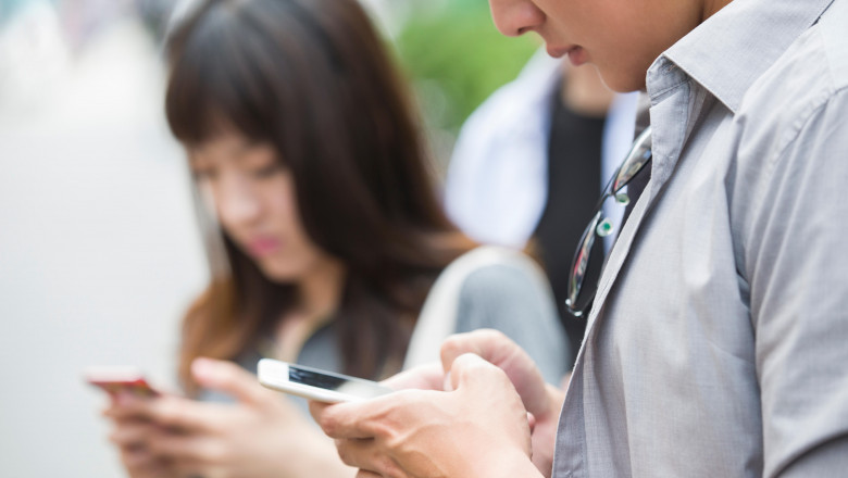 China vrea să le interzică tinerilor să își folosească telefoanele smart mai mult de două ore pe zi
