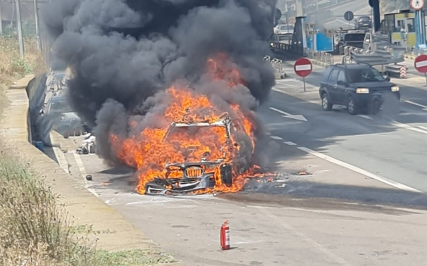 O maşină a luat foc la staţia de taxare de la Feteşti